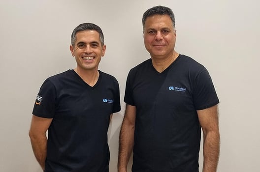מימין: רון גלב, מנכ״ל בזק בינלאומי וחיים חזק מנכ״ל קלאודוג׳ו, צילום: יח״צ בזק בינלאומי